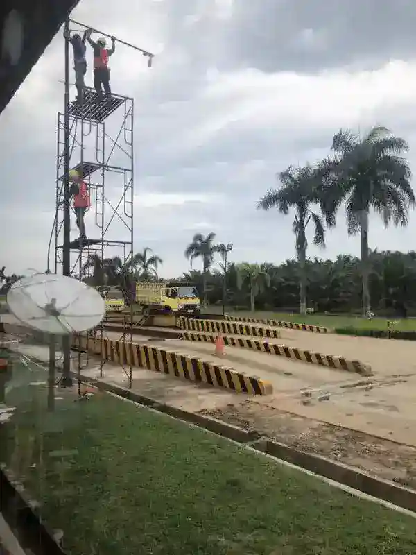 Teknisi Adi CCTV memasang CCTV di tiang 8 meter